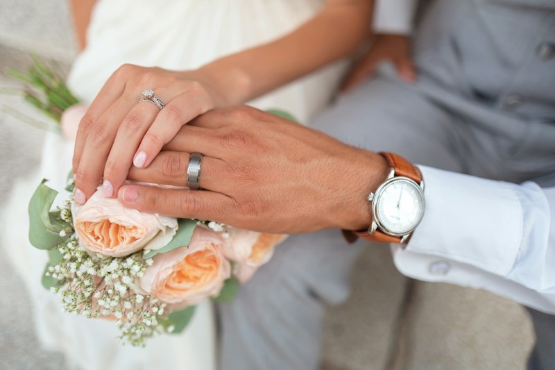 Detalle de manos de novios en boda