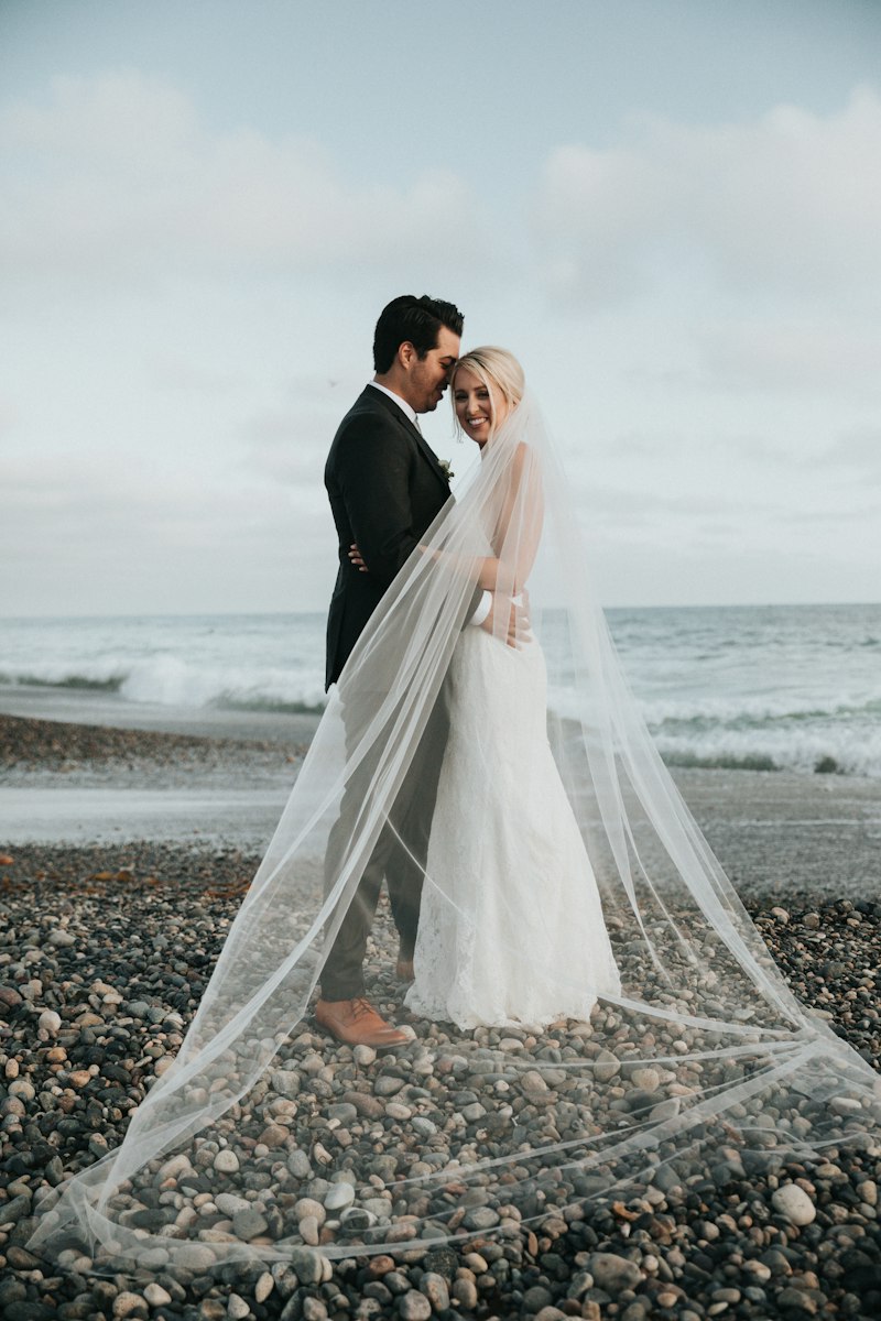 Pareja de novios en sesión fotográfica